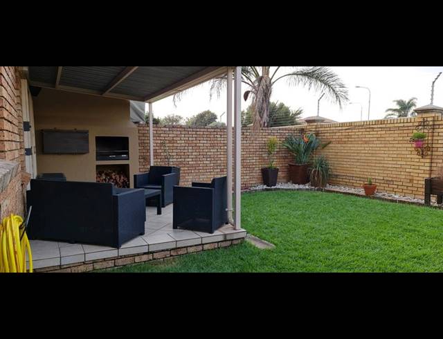 2 BEDROOM TOWNHOUSE FOR SALE IN AMBERFIELD RIDGE